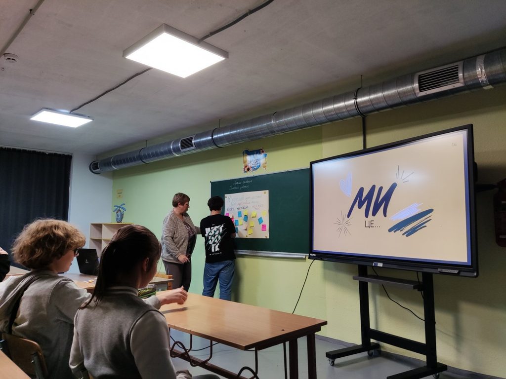 Фотографія учнів на єдиному уроці "Ми -Запоріжжя"