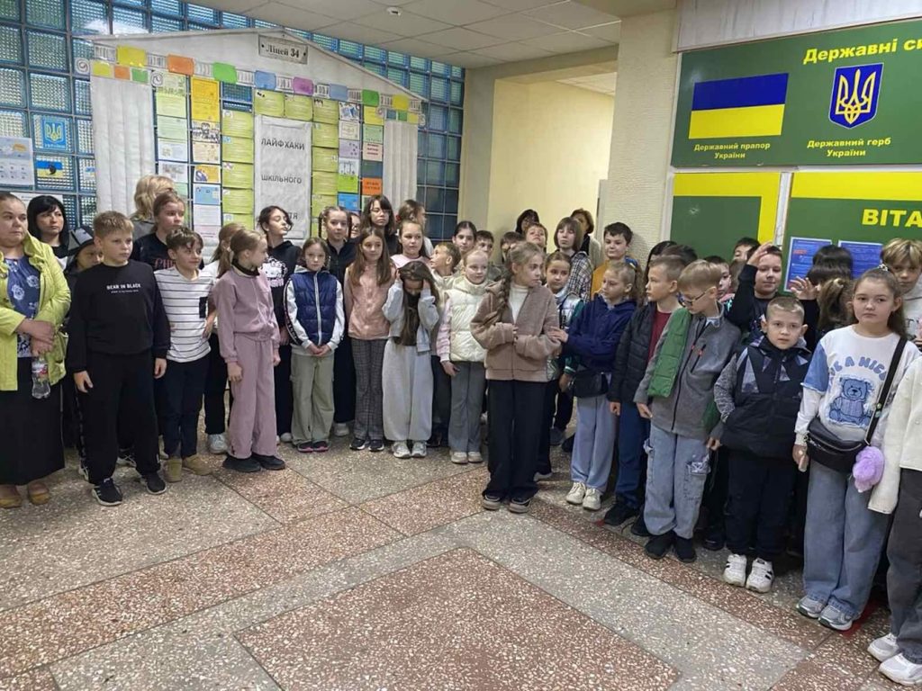 Фотографія учнів у Куточку пам'яті випускників нашої школи